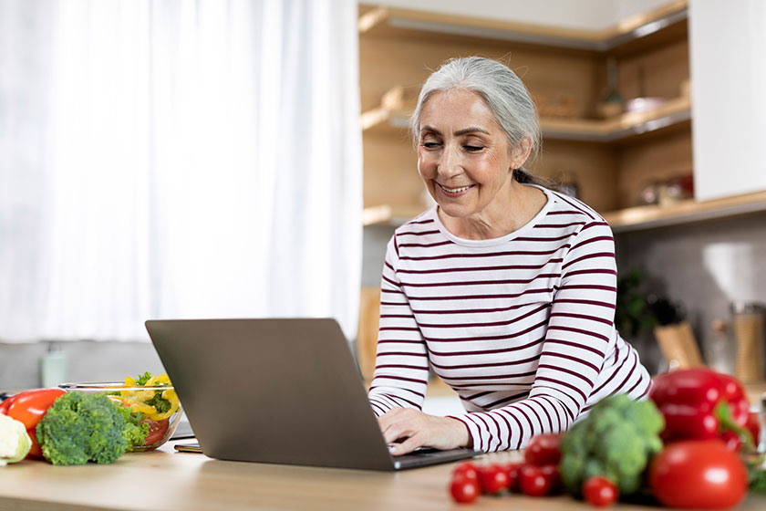 How Writing An Eating Journal Helps Seniors Lose Weight Safely